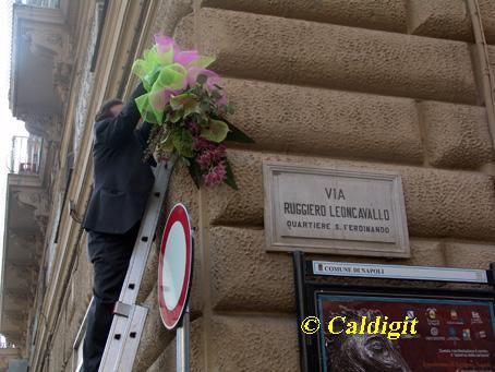 Omaggio floreale al Maestro Ruggiero Leoncavallo - Napoli 23 Aprile 2007_025.JPG